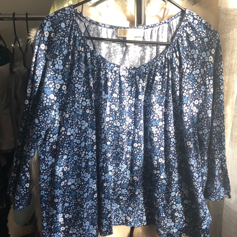 ✨Woman’s Michael Kors shirt- size XL